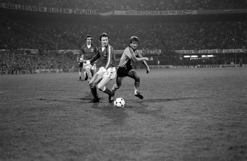 WK kwalificatiewedstrijd Nederland tegen Frankrijk in Rotterdam 1-0, Jan Peters (r) in duel met Frankrijk-speler Larios, Bestanddeelnr 931-3951