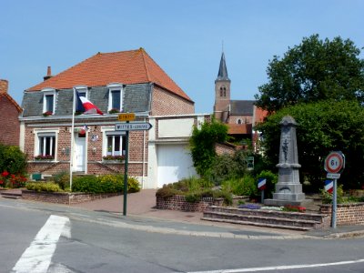 Wittes (Pas-de-Calais, Fr) mairie et monument aux morts