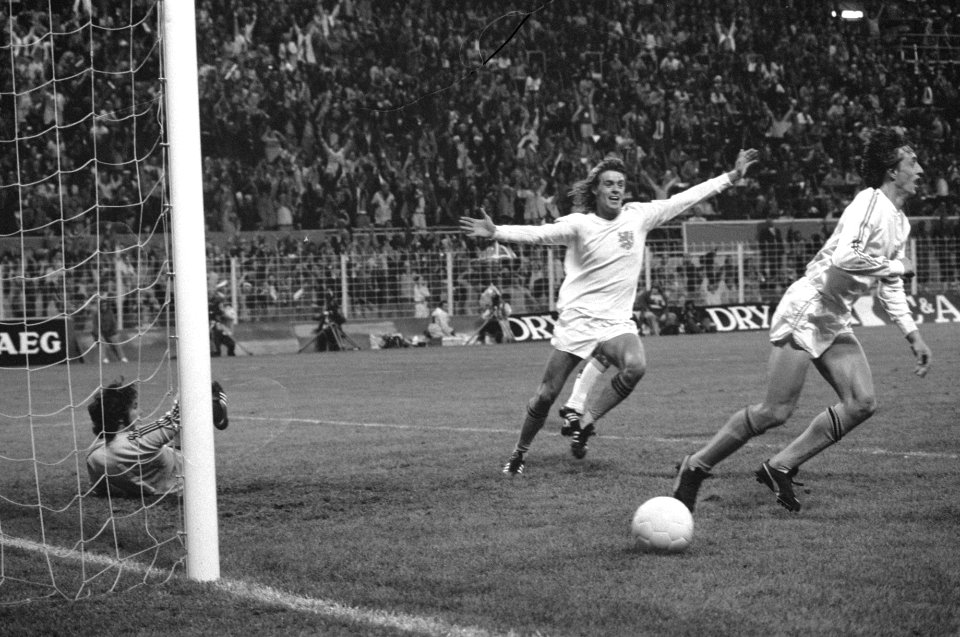 WK 74 Nederland tegen Brazilie 2-0, Cruijff heeft gescoord (2-0) Rep juicht, li, Bestanddeelnr 927-3018