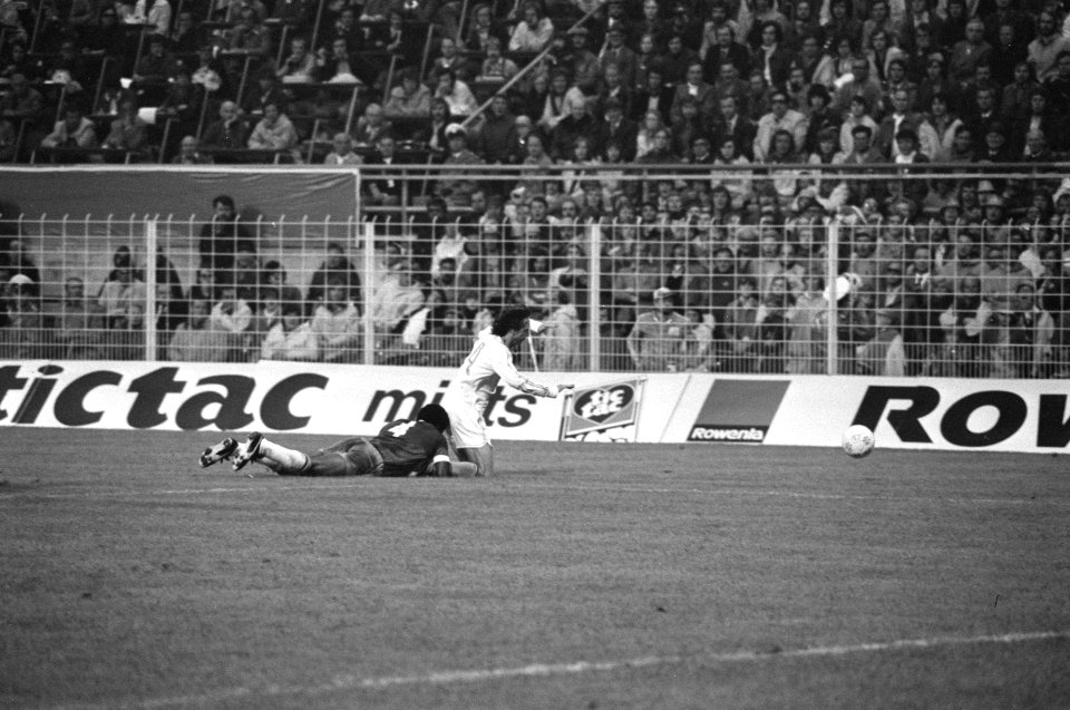 WK 74 Nederland tegen Brazilie 2-0, Braziliaan duikt naar benen van Cruijff, Bestanddeelnr 927-3016