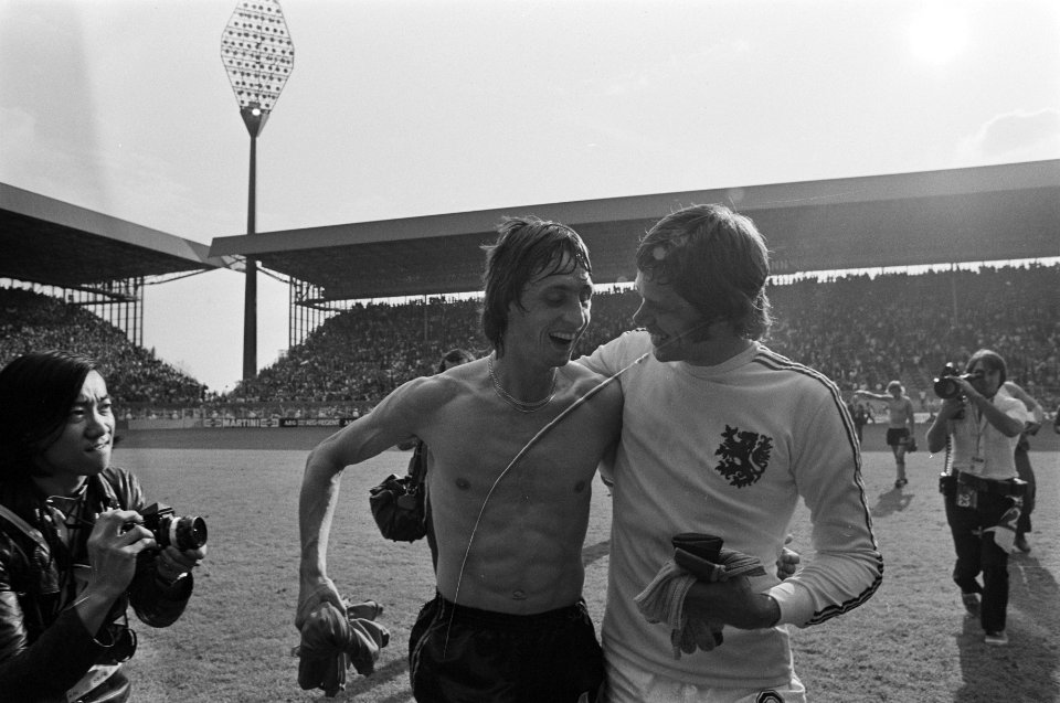 WK 74 Dortmund, Nederland tegen Bulgarije 4-1 negnr 14 Cruijff (l) en Jongb, Bestanddeelnr 927-2758