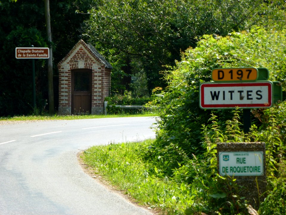 Wittes (Pas-de-Calais, Fr) panneau d'entrée, chapelle-oratoire de la Sainte Famille