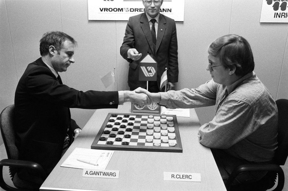 WK dammen in Dordrecht, 1e ronde Gantwarg (l) en Clerc geven elkaar een hand, Bestanddeelnr 933-4336
