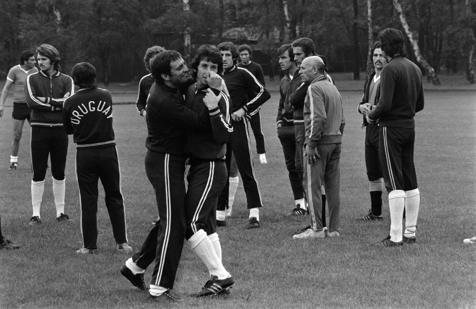 WK 74 training Uruguay in Duitsburg, Roberto Porta te midden van spelers, Bestanddeelnr 927-2470
