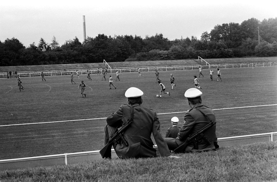 WK 74 Nederlands elftal traint in Hiltrup, politiebewaking bij training, Bestanddeelnr 927-2550