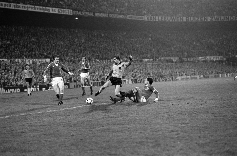 WK kwalificatiewedstrijd Nederland tegen Frankrijk in Rotterdam 1-0, Frans Thijssen (m) passeert Frankrijk-aanvoerder Lopez, Bestanddeelnr 931-3949