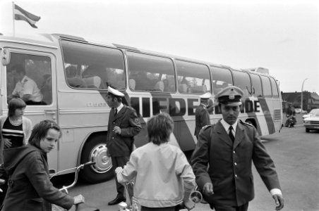 WK 74 Nederlands elftal traint in Hiltrup, Nederlandse bus met politiebewaking, Bestanddeelnr 927-2559