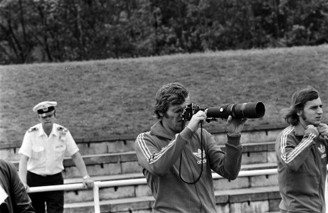 WK 74 Nederlands elftal traint in Hiltrup, Keizer met telelens, nr 13a politie, Bestanddeelnr 927-2557