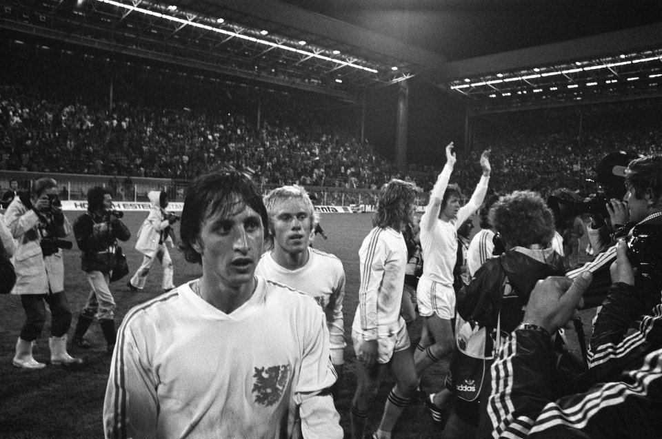 WK 74 Nederland tegen Brazilie 2-0, spelers bedanken publiek na afloop Johan Cr, Bestanddeelnr 927-3039