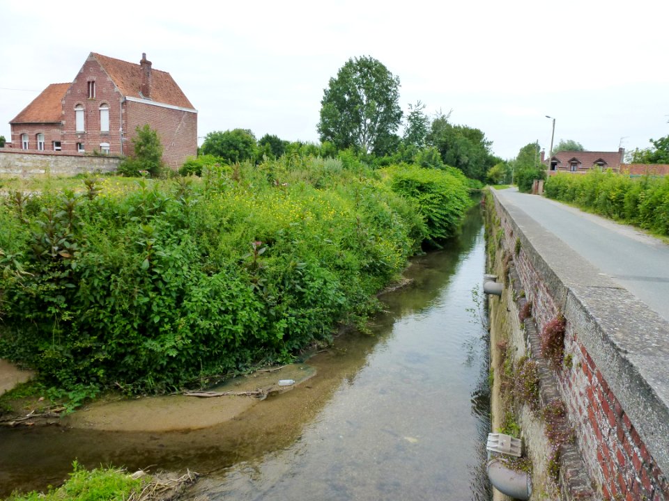 Witternesse (Pas-de-Calais) La Laquette, à gauche l'école