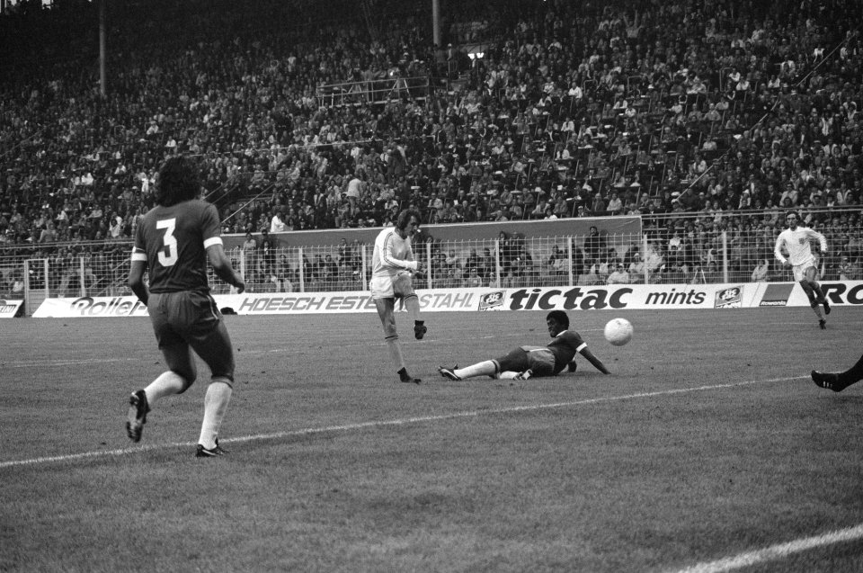 WK 74 Nederland tegen Brazilie 2-0, Neeskens (l) en Jansen in duel met oa Mari, Bestanddeelnr 927-3031