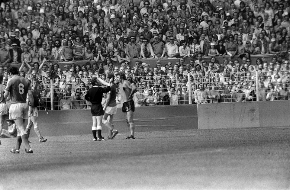 WK 74 Dortmund, Nederland tegen Bulgarije 4-1 nr 14 Cruijff krijgt gele kaart, Bestanddeelnr 927-2770
