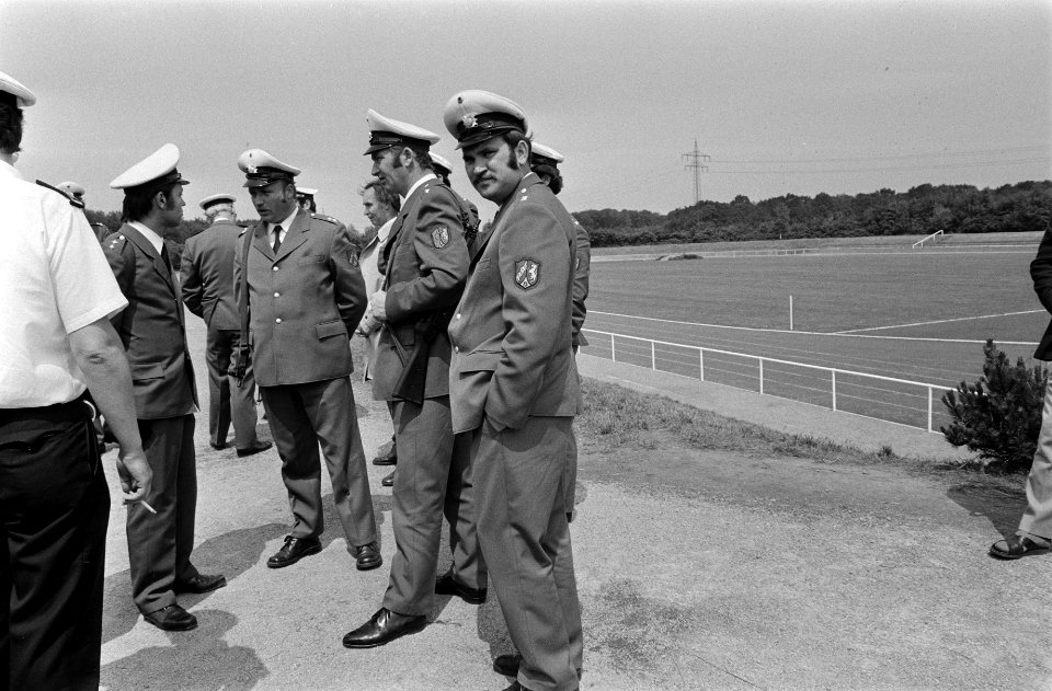 WK 74 Nederlands elftal traint in Hiltrup, Nederlands elftal betreedt trainings, Bestanddeelnr 927-2560