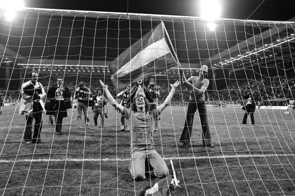 WK 74 Nederland tegen Brazilie 2-0, supporters in het doel na afloop, Bestanddeelnr 927-3025