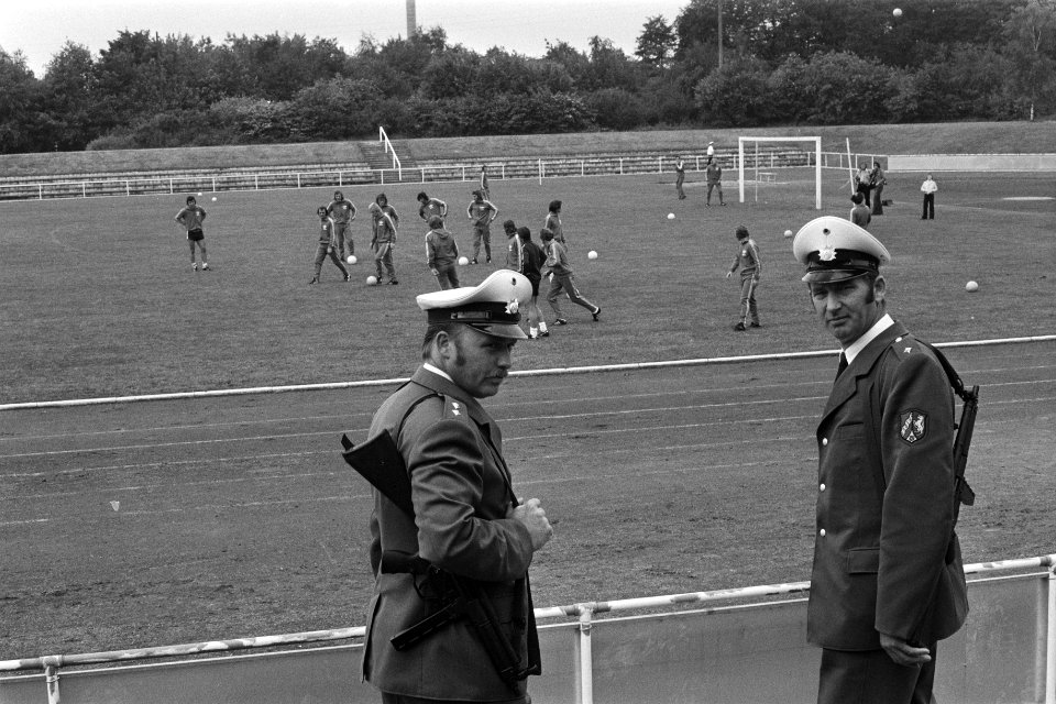 WK 74 Nederlands elftal traint in Hiltrup, bewaking tijd training, Bestanddeelnr 927-2552