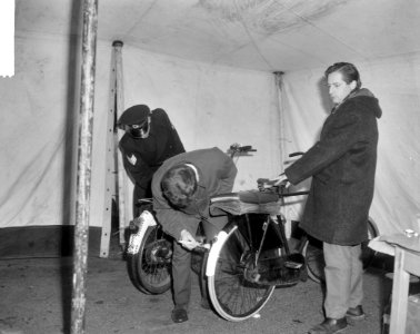 Wit spatbord zonder kosten, de tent op het Museumplein, Bestanddeelnr 917-1331