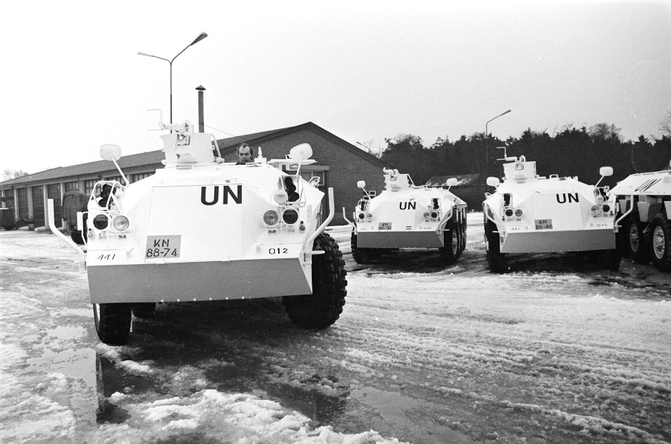 Wit gespoten DAF YP408 pantserwagens van de Koninklijke Landmacht i.v.m. uitzend, Bestanddeelnr 930-0963