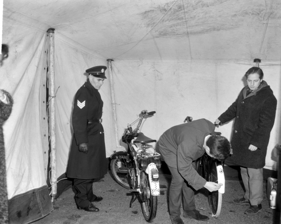 Wit spatbord zonder kosten, de tent op het Museumplein, Bestanddeelnr 917-1330