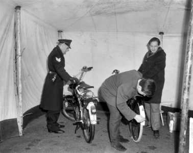 Wit spatbord zonder kosten, de tent op het Museumplein, Bestanddeelnr 917-1329