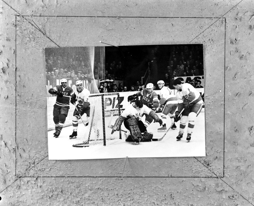 WK ijshockey te Wenen, wedstrijd Rusland tegen Canada 2-1 voor het doel de Canad, Bestanddeelnr 920-1919