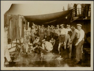 WITH THE FRENCH NAVY. Saturday morning on board a French ship, washing, Bestanddeelnr 158-2294