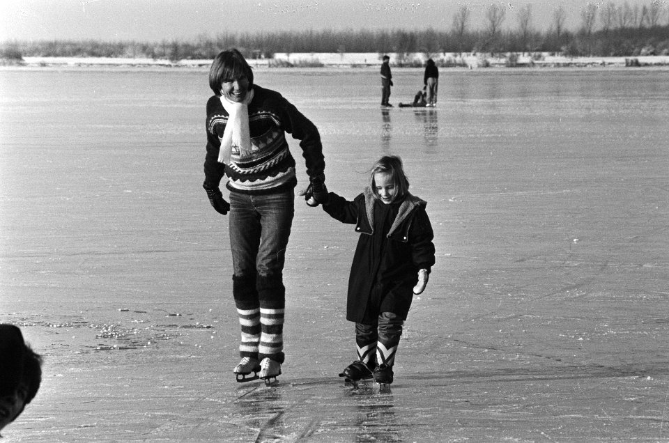 Wintersport door sneeuw en strenge vorst schaatsplezier op de randmeren (hier bi, Bestanddeelnr 933-1931