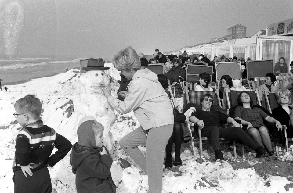 Wintersport op het Zandvoortse strand (terras met sneeuwpop), Bestanddeelnr 913-5873