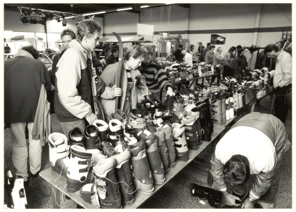 Wintersportruilbeurs in de showroom van Autobedrijf Hoogeveen. NL-HlmNHA 54020812