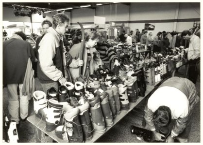 Wintersportruilbeurs in de showroom van Autobedrijf Hoogeveen. NL-HlmNHA 54020812
