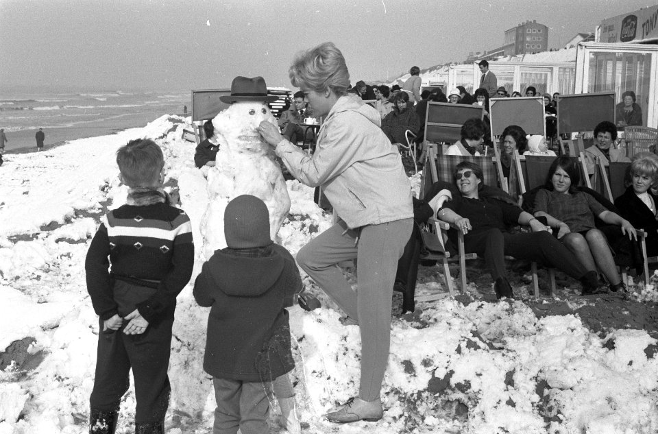 Wintersport op het Zandvoortse strand (terras met sneeuwpop), Bestanddeelnr 913-5871