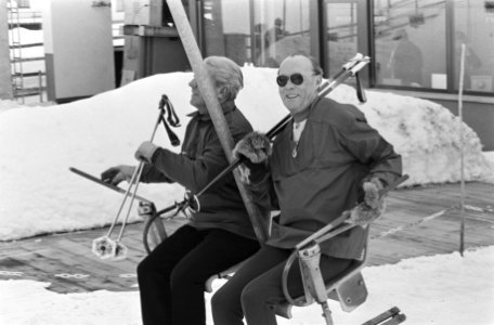 Wintersportvakantie Koninklijke Familie in Lech Prins Bernhard in ski-lift, Bestanddeelnr 928-4288