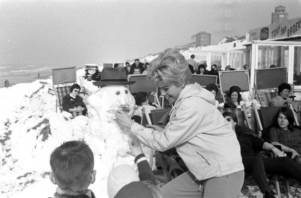Wintersport op het Zandvoortse strand (terras met sneeuwpop, Bestanddeelnr 913-5872