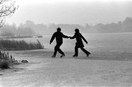 Winterweer blijft aanhouden. IJsdansers op de Peel in Amstelveen, Bestanddeelnr 931-8681