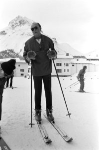 Wintersportvakantie Koninklijke Familie in Lech Prins Bernhard op de skis, Bestanddeelnr 928-4289