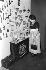 Wintervakbeurs koffers, lederwaren, souveniers, Utrecht vrouw in klederdracht b, Bestanddeelnr 924-1441