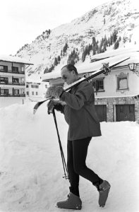Wintersportvakantie Koninklijke Familie in Lech Prins Bernhard met skis op weg, Bestanddeelnr 928-4286