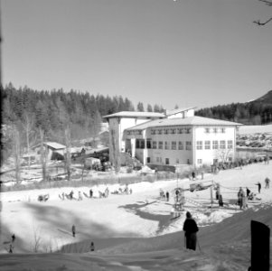 Wintersporters bij het gebouw van de kabelbaan naar de Patscherkofel, Bestanddeelnr 254-4335