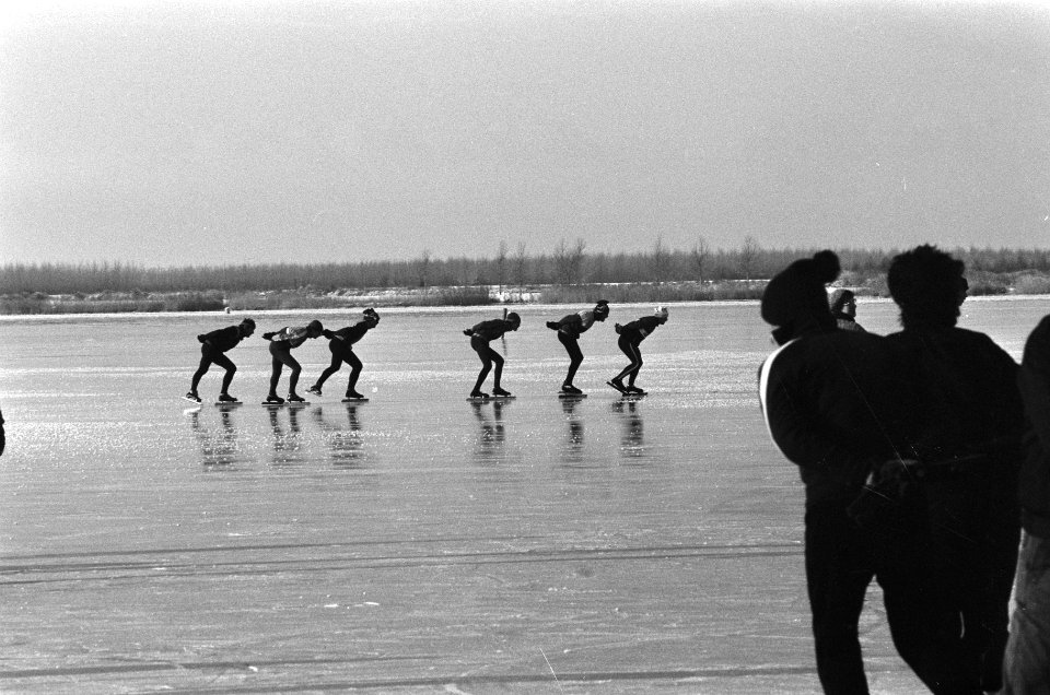 Wintersport door sneeuw en strenge vorst schaatsplezier op de randmeren (hier bi, Bestanddeelnr 933-1932