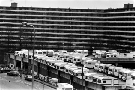 Winterstalling voor caravans op het dak van een parkeergarage in Gooioord in Bij, Bestanddeelnr 930-6906