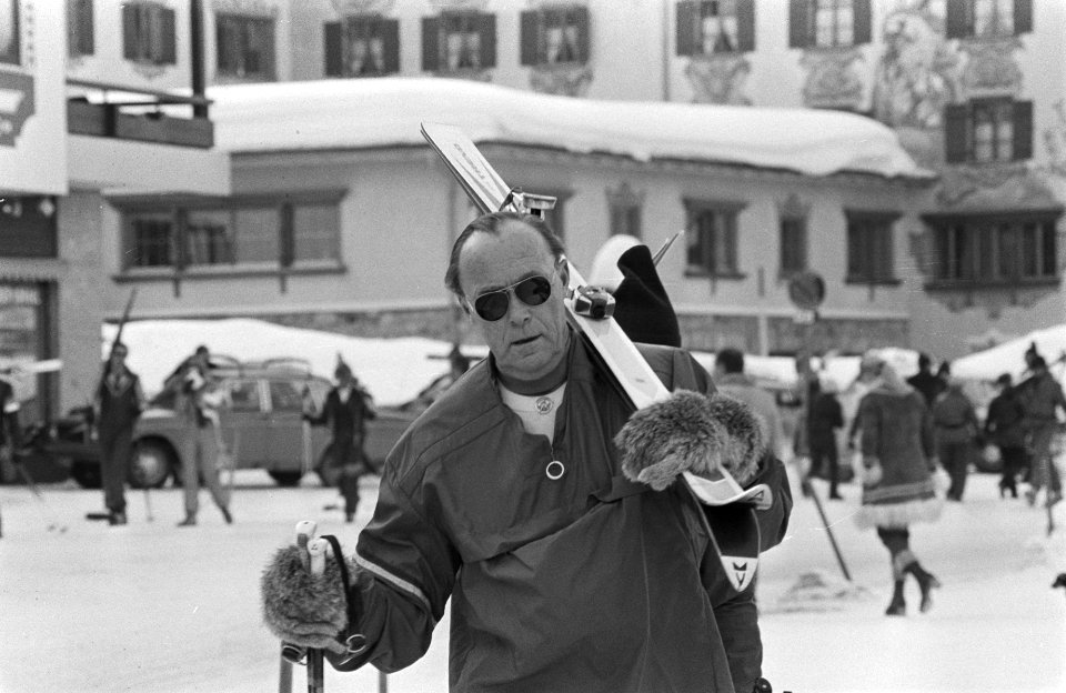 Wintersportvakantie Koninklijke Familie in Lech Prins Bernhard met skis op weg, Bestanddeelnr 928-4285