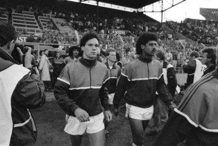 WK kwalificatie interland Nederland tegen Wales nr. 4 Marco van Basten (l) en , Bestanddeelnr 934-3146
