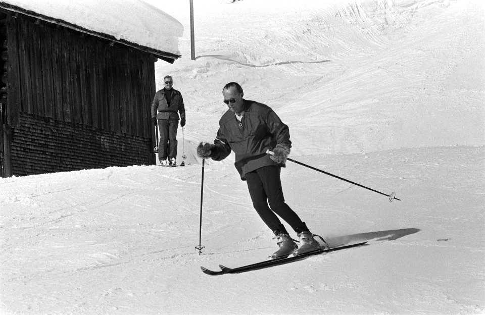 Wintersportvakantie Koninklijke Familie in Lech Prins Bernhard in aktie op de s, Bestanddeelnr 928-4290