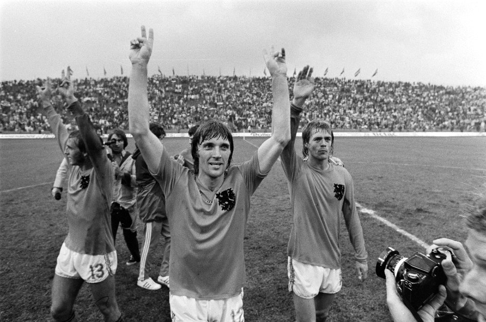 WK 74, Nederland tegen DDR 2-0, vlnr Krol, Rep en Neeskens bedanken het publ, Bestanddeelnr 927-2922