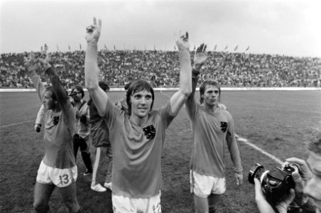 WK 74, Nederland tegen DDR 2-0, vlnr Krol, Rep en Neeskens bedanken het publ, Bestanddeelnr 927-2922