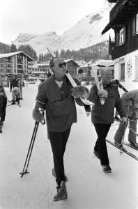 Wintersportvakantie Koninklijke Familie in Lech Prins Bernhard met skis op weg, Bestanddeelnr 928-4287
