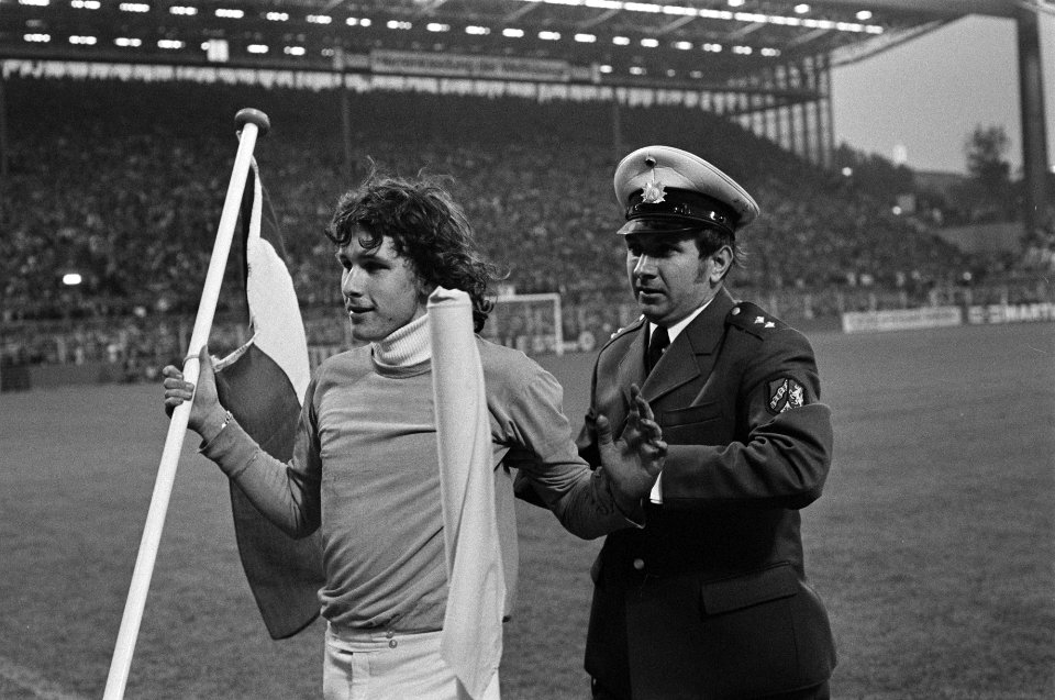 WK 74, Nederland tegen Zweden 0-0, supporter wordt door politie van veld gebrach, Bestanddeelnr 927-2690