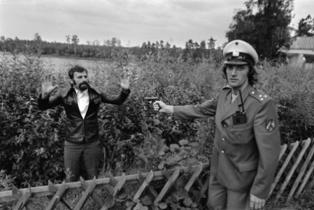 WK 74, Nederlands elftal in Hiltrup Krol in politie-uitrusting bij hotel, Bestanddeelnr 927-2994