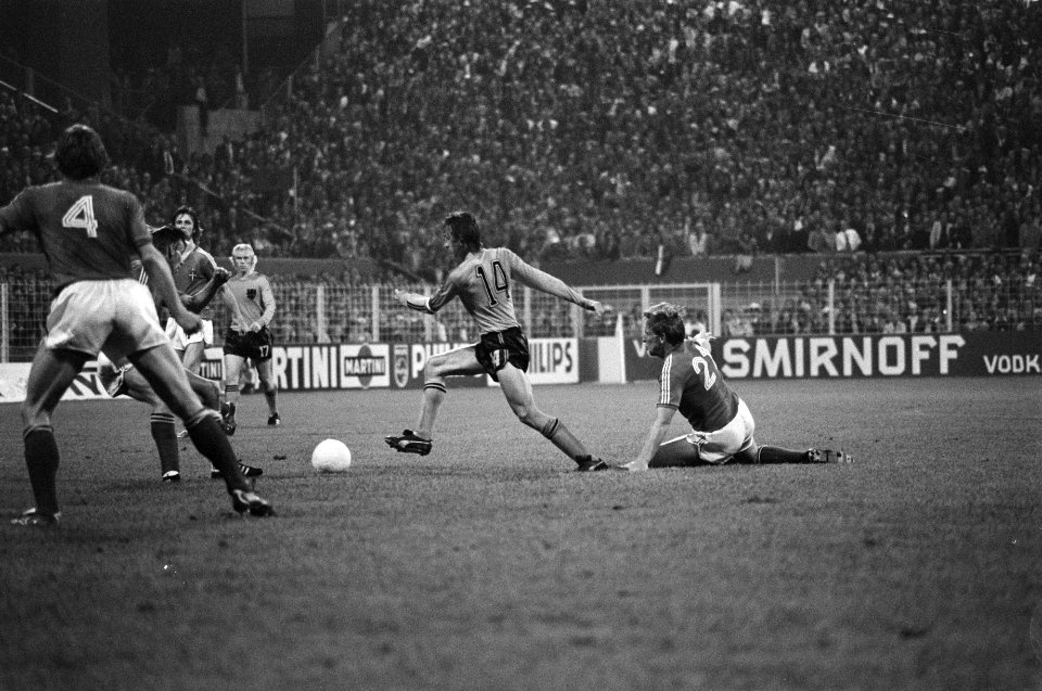 WK 74, Nederland tegen Zweden 0-0, Johan Cruijff passeert Persson (21), Bestanddeelnr 927-2678