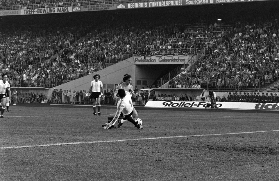 WK 74, Nederland tegen Argentinie 4-0 Cruijff passeert Canrevalli en scoort 1-0, Bestanddeelnr 927-2823