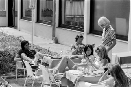 WK 74, Nederlands elftal in het Waldhotel te Hiltrup met vrouwen v.l.n.r. Suurb, Bestanddeelnr 927-2793